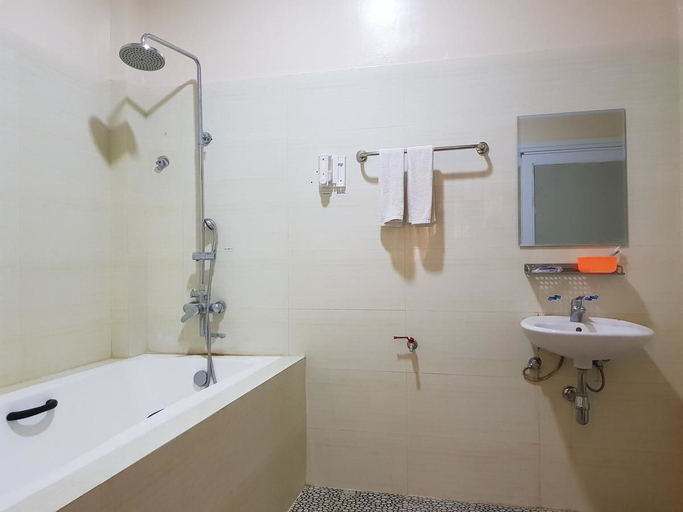 Bathroom 3, Man Thi Tar Hotel, Minbu