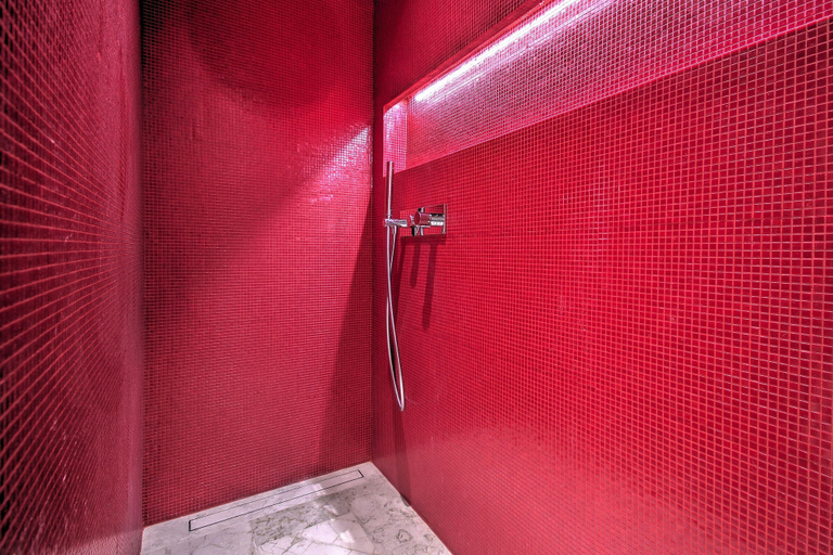 Bathroom 3, GrandCanal-Red, Venezia