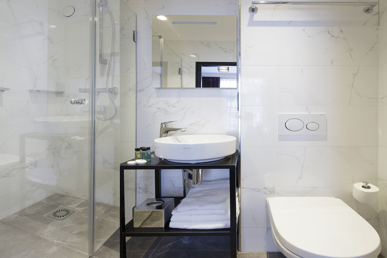 Bathroom 4, Huygens Place, Amsterdam