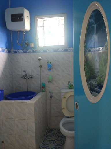 Bathroom, Villa Abdi Cipanas with Swimming Pool, Cianjur