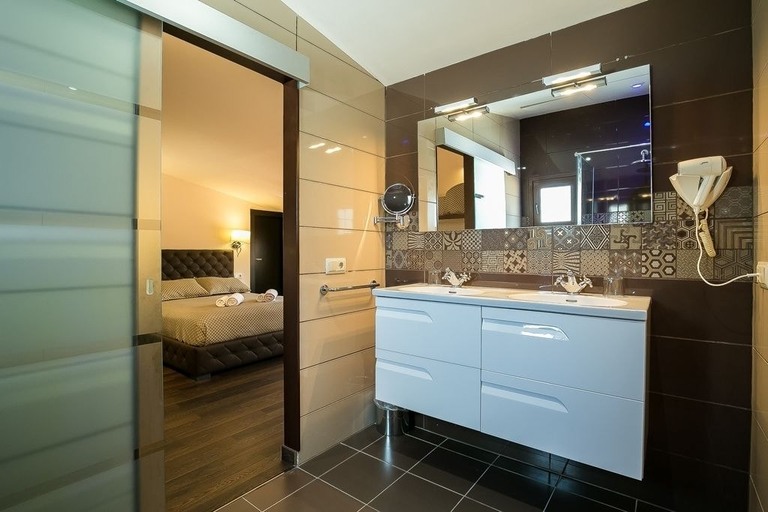 Bathroom 3, Hotel Montmar, Girona