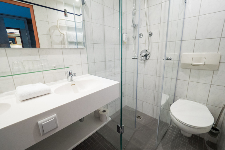 Bathroom 5, PLAZA INN Berlin Charlottenburg, Berlin
