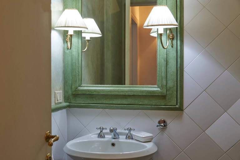 Bathroom 3, Ghirlandaio, Florence