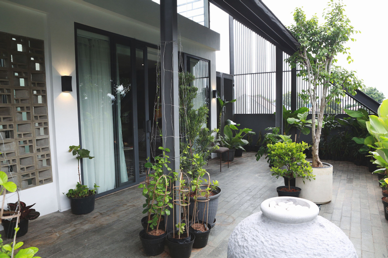 Exterior & Views 27