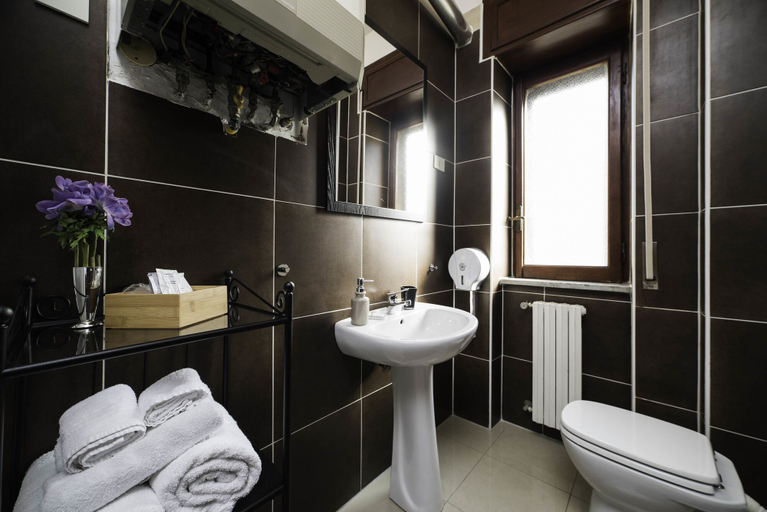 Bathroom 5, B&B In Centro 33, Salerno