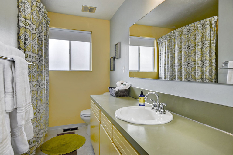 Bathroom 4, The East End Retreat, Ada