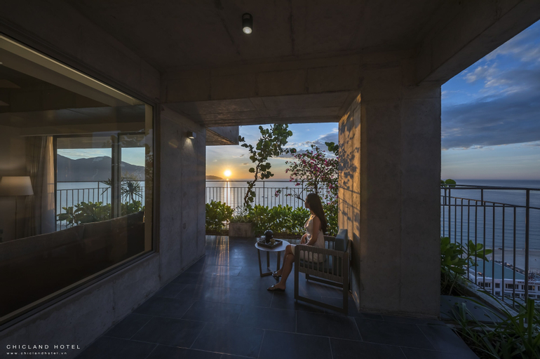 Exterior & Views 25
