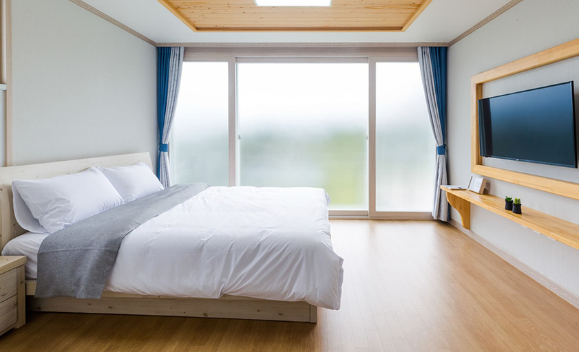 Bedroom 2, Donnaeko Pension, Seogwipo