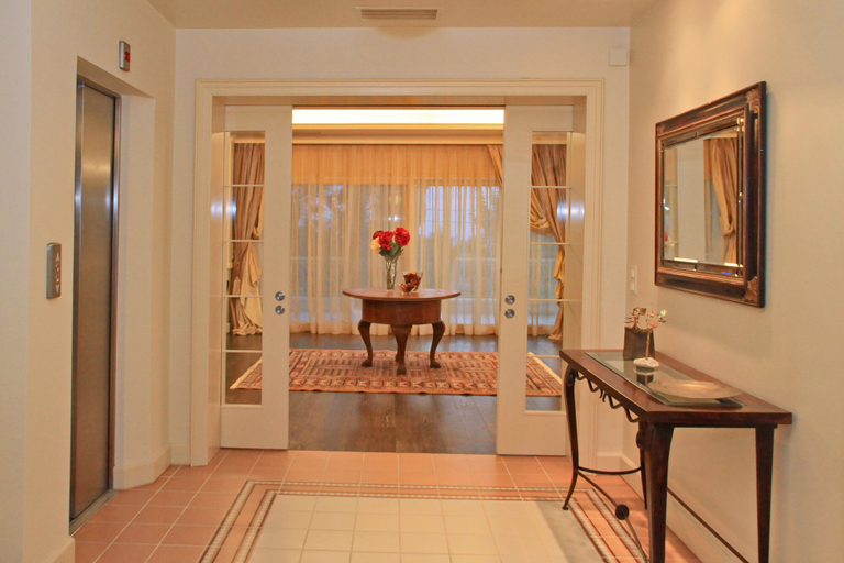Others 5, Villa Metaxas, Crete