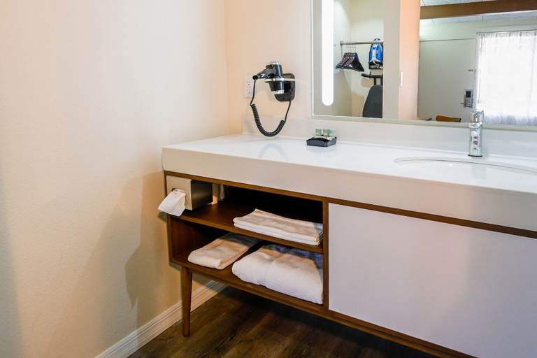 Bathroom 5, Golden Host Resort - Sarasota, Sarasota