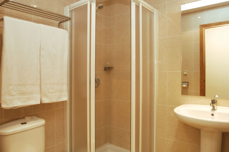 Bathroom 3, Ashotels Monreal Del Campo, Teruel