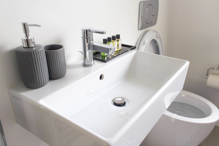 Bathroom 3, Cosy Two Bed in Islington, London