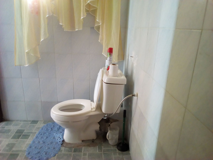 Bathroom 5, CDH Backpackers, Mvita