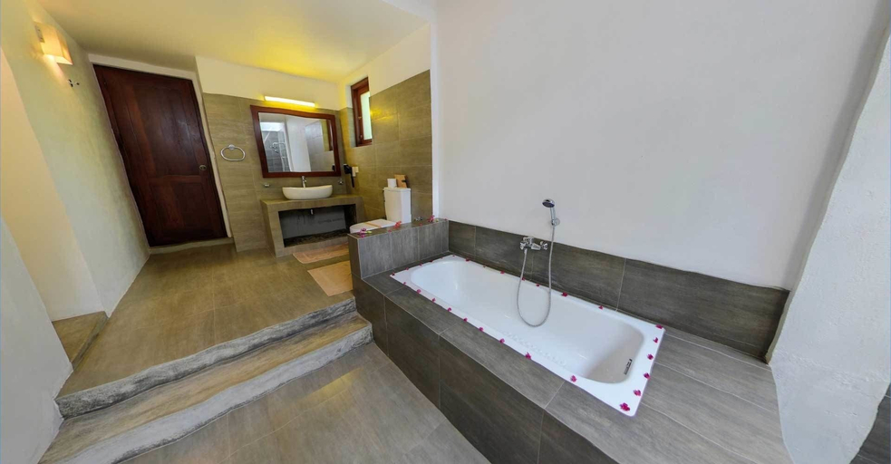 Bathroom 2, Ehalagala Lake Resort, Dambulla
