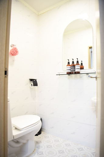 Bathroom 4, Namsan Forest City, Jung
