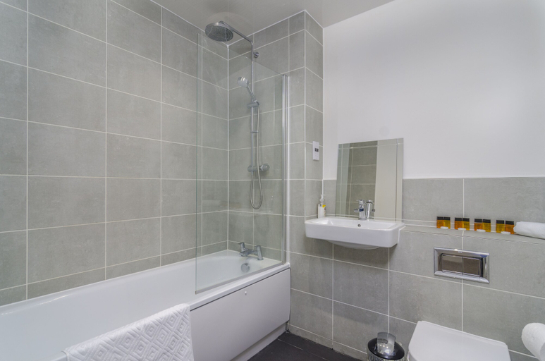 Bathroom, The Central Lodge, Kent