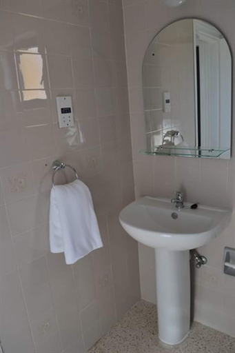 Bathroom 5, Flokkas Hotel Apartments