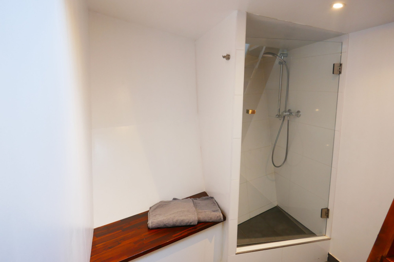 Bathroom 4, Boathotel Rotterdam Wilhelmina, Rotterdam