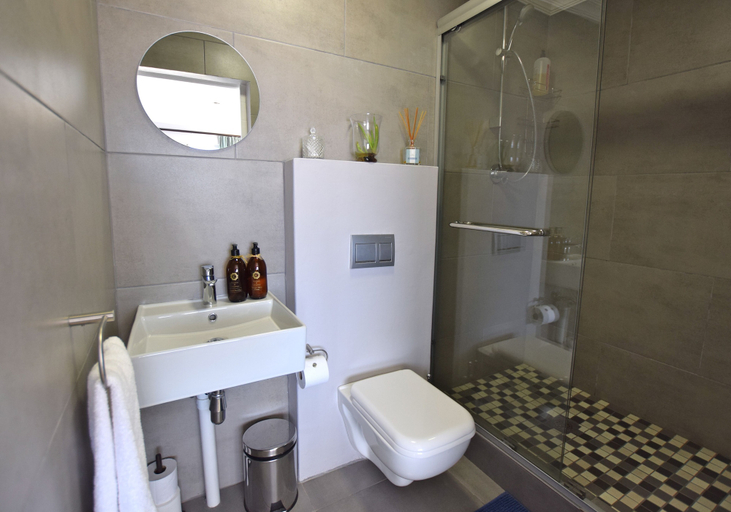 Bathroom 4, Dolphin House Apartments, Overberg