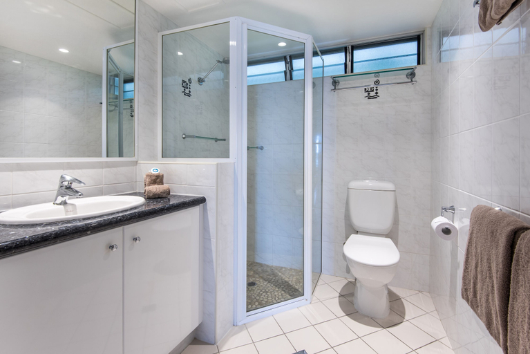 Bathroom 2, Lagoon 202 on Hamilton Island, Whitsunday