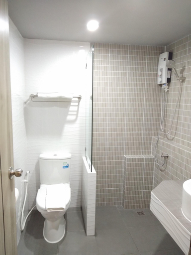 Bathroom 5, Toptel Thaphra, Bangkok Yai