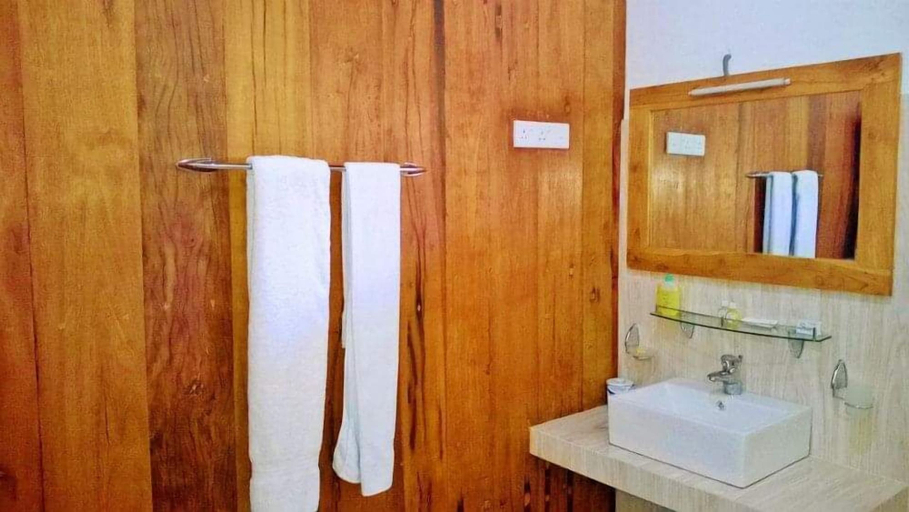 Bathroom 4, Hotel Saji-Sami, Mihinthale