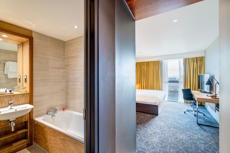 Bathroom 5, Apex City Quay Hotel & Spa, Dundee