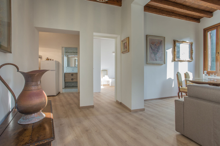 Others 5, Venezia - Calle Campanile 3076, Venezia