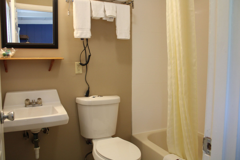 Bathroom 5, Claremont Motor Lodge, Sullivan