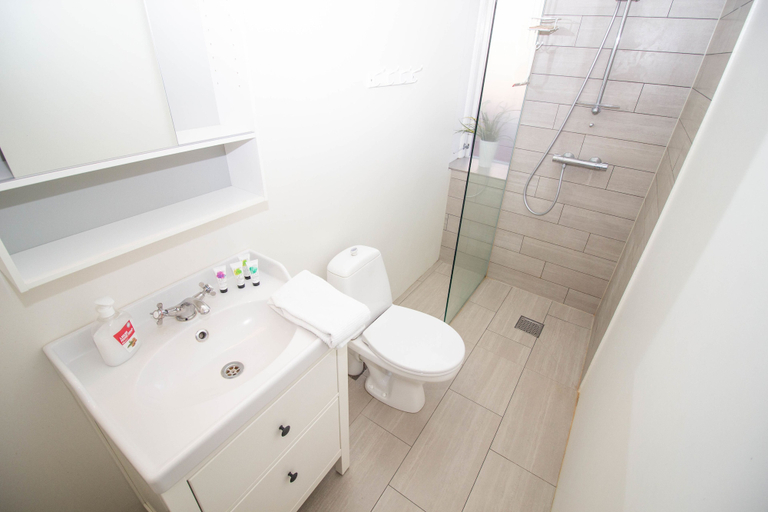 Bathroom 3, Seafarer Court - Warm and Cozy Apartment, Reykjavík