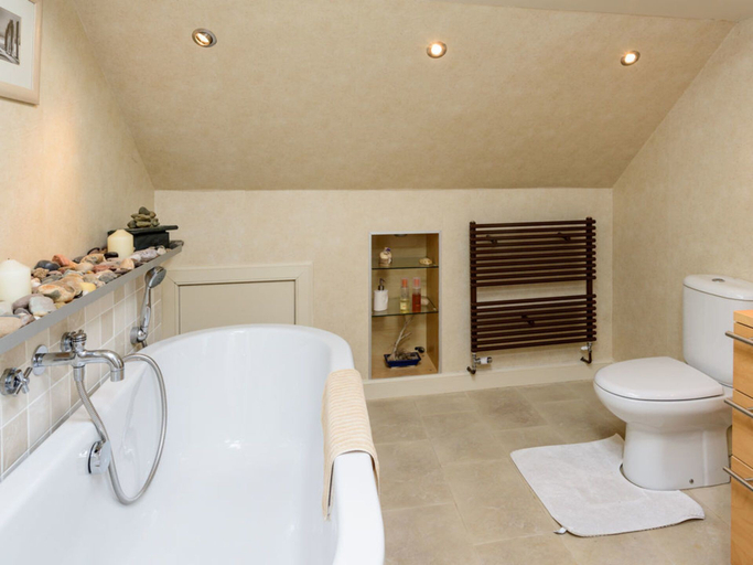 Bathroom 5, Nungate, East Lothian