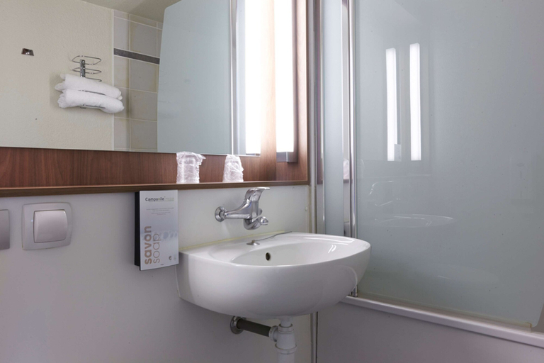 Bathroom 5, Campanile Plaisir, Yvelines