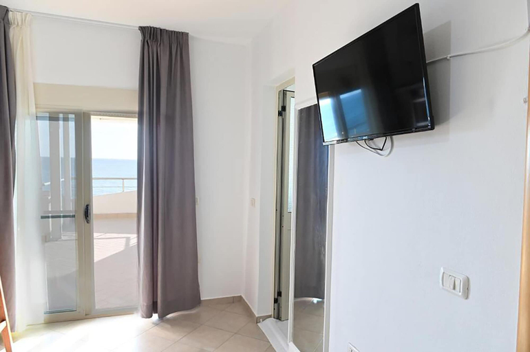 Others 5, Vila Oxinn, Durrësit