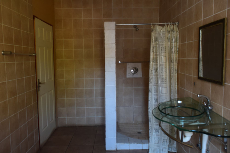 Bathroom 3, Mthunzi Lodge, Ehlanzeni
