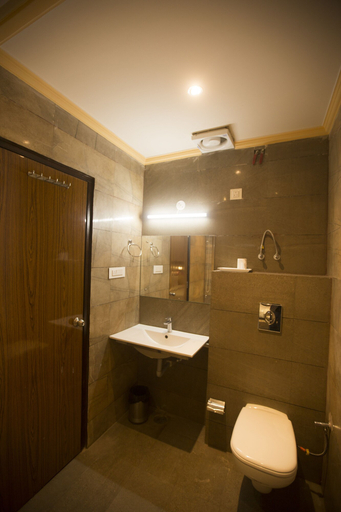 Bathroom 4, Hotel Kings Regency, Kangra