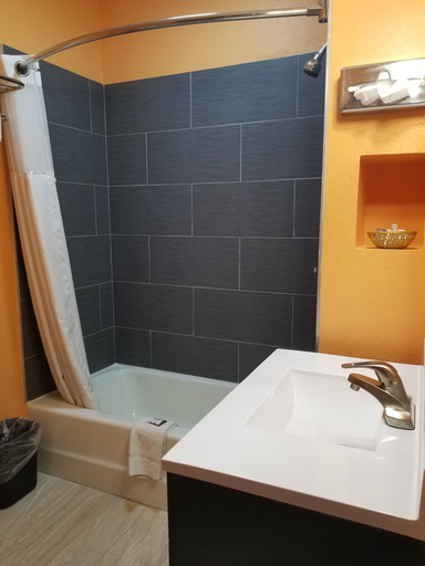 Bathroom 3, Frontier Motel, Decatur