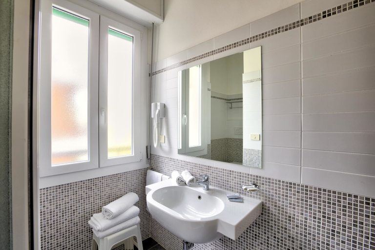 Bathroom 5, Hotel Bremen, Rimini