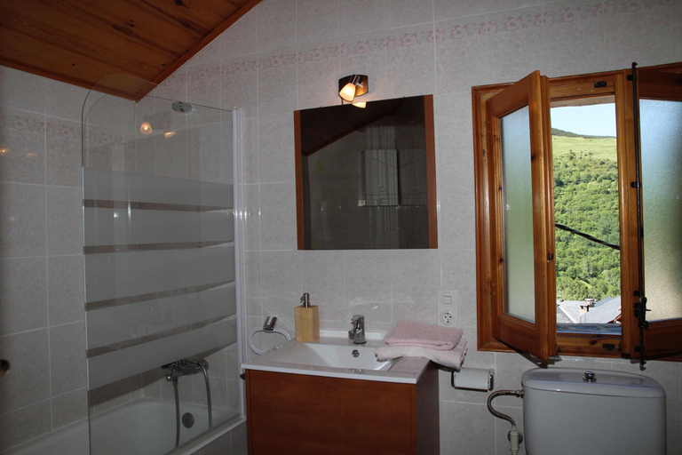 Bathroom 3, Casa Garbot, Lleida