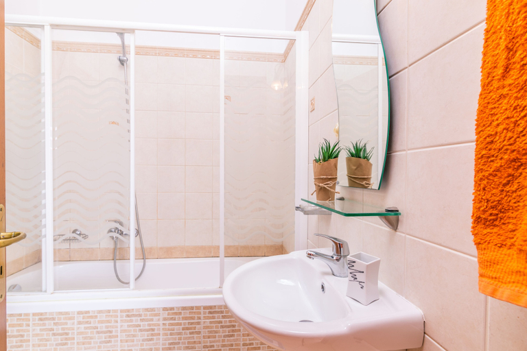 Bathroom 4, The Olive Grove Cottage by Konnect, 2.5 km from Ipsos, Ionian Islands