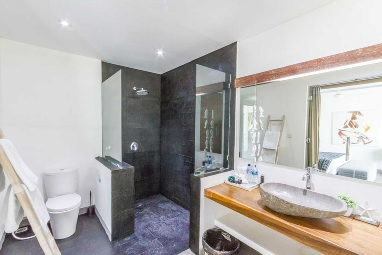 Bathroom 2, Colorful Private Villa 3 BR, Seminyak With Staff, Badung