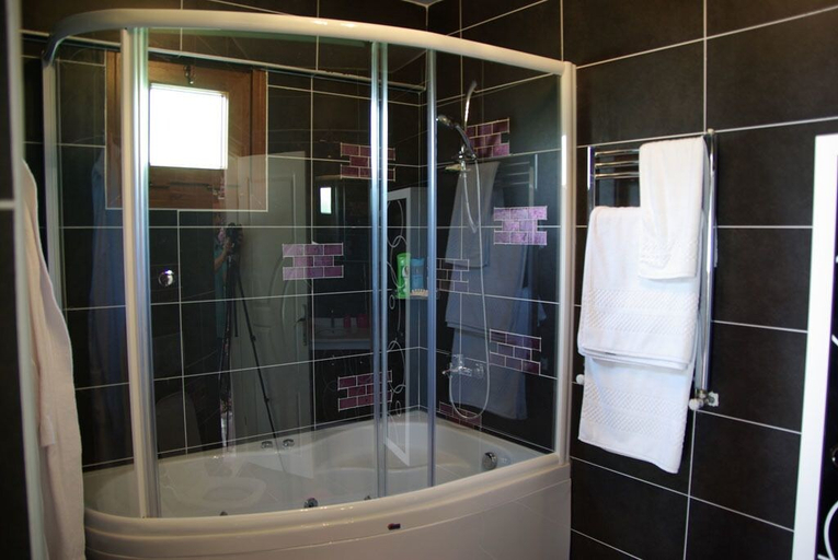 Bathroom 2, Parla Viens Suites, Gebze