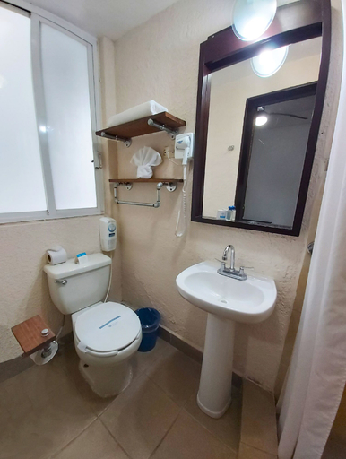 Bathroom 4, HI Hotel Impala, Querétaro