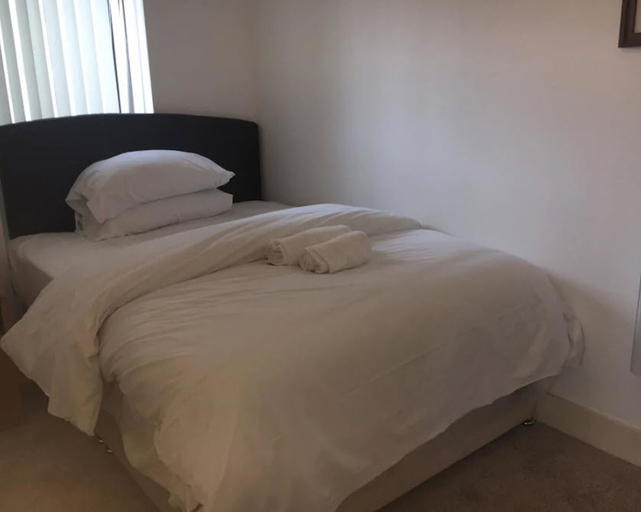 Bedroom 3, Spacious bright apartment w parking, Sefton