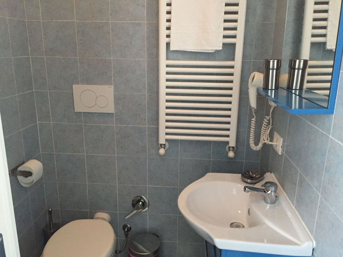 Bathroom 2, Aquarius Rome, Rome