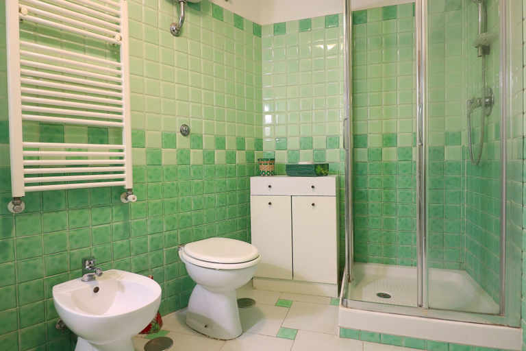 Bathroom shower, Ulivi Apartment, Napoli
