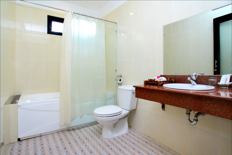 Bathroom 3, Han Thuyen Homestay, Da Nang