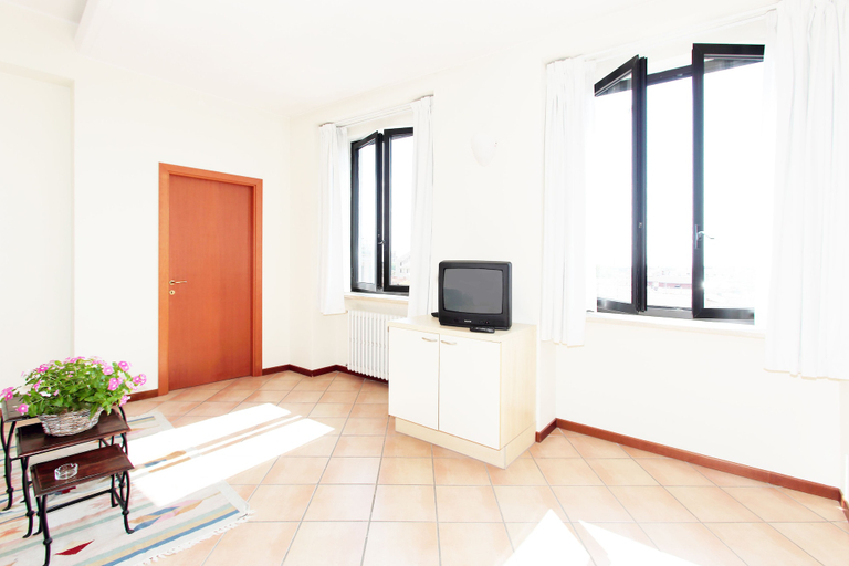 Others 5, Residenza Cavour, Parma