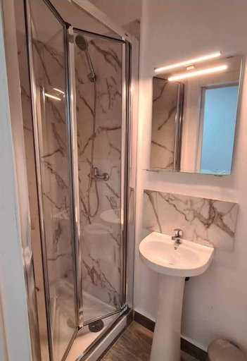 Bathroom 4, Hostal Vara Madrid, Madrid
