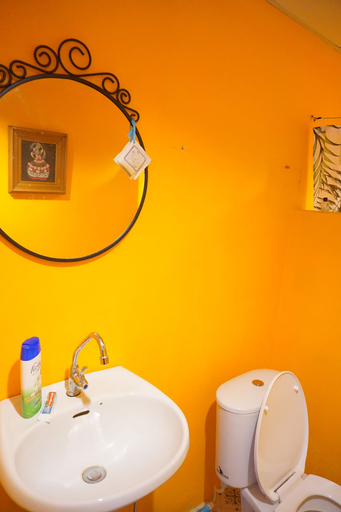 Bathroom 4, Room 9 Hometel, Pathiu
