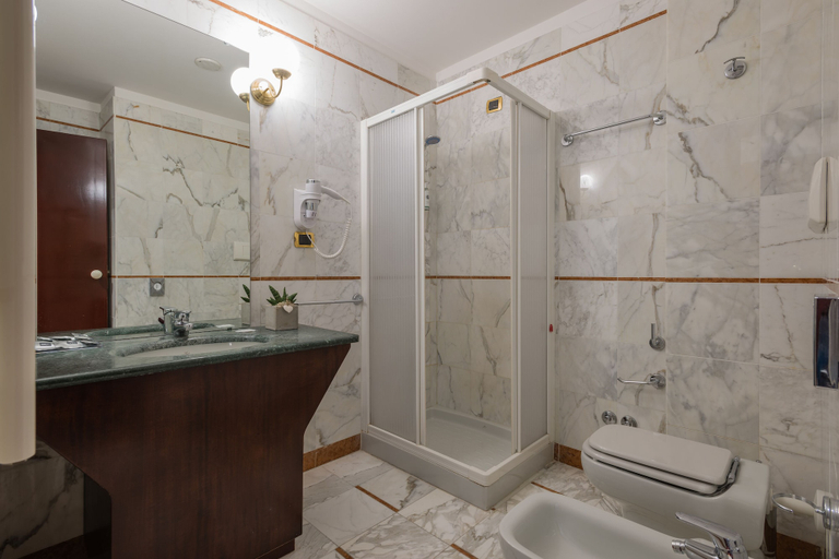Bathroom 4, Hotel Alli Due Buoi Rossi, Alessandria